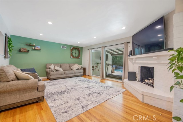 Detail Gallery Image 6 of 28 For 23818 Oxnard St, Woodland Hills,  CA 91367 - 3 Beds | 3 Baths