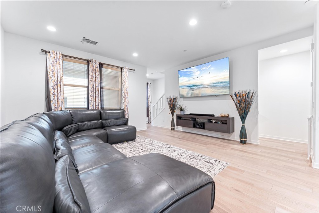 https://media.crmls.org/medias/922b0f98-3546-46fb-8b8a-85807a60a404.jpg?preset=X-Large