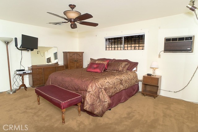 Detail Gallery Image 10 of 18 For 6856 Hesperia Ave, Reseda,  CA 91335 - 5 Beds | 2 Baths