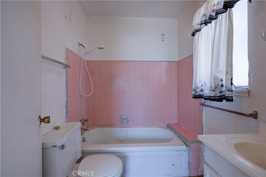 https://media.crmls.org/medias/92340185-85ea-4057-8c53-bdcc7a4751a4.jpg?preset=X-Large