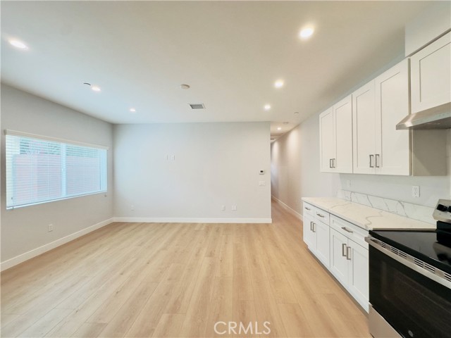 17522 1/2 Lemay Street, Lake Balboa CA: https://media.crmls.org/medias/92343878-8081-4d46-ade8-d684c97383d9.jpg