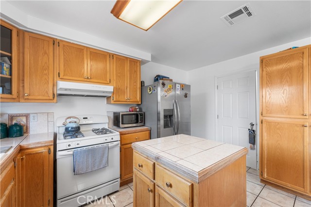 9824 Evelyn Avenue, California City CA: https://media.crmls.org/medias/9234477a-b798-43d9-983e-0c88a7b51ba8.jpg