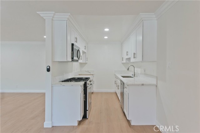 Detail Gallery Image 4 of 25 For 5415 Newcastle Ave #18,  Encino,  CA 91316 - 3 Beds | 2 Baths