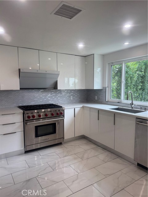 Detail Gallery Image 11 of 31 For 7127 White Oak, Reseda,  CA 91335 - 4 Beds | 3 Baths