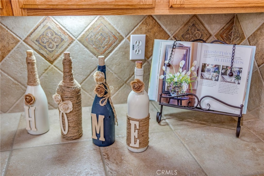 https://media.crmls.org/medias/9239041b-f19f-4fa1-960f-05afc158cc63.jpg?preset=X-Large