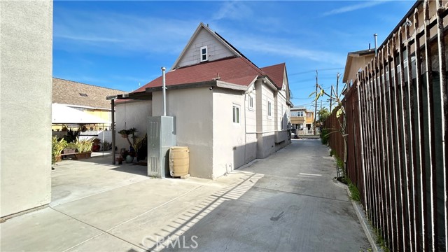 Detail Gallery Image 2 of 16 For 120 E 31st St #B,  Los Angeles,  CA 90011 - 2 Beds | 2 Baths