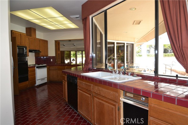 2555 Plaza Del Amo, Torrance CA: https://media.crmls.org/medias/92394c62-b082-46f6-bc35-7561e2c68f58.jpg