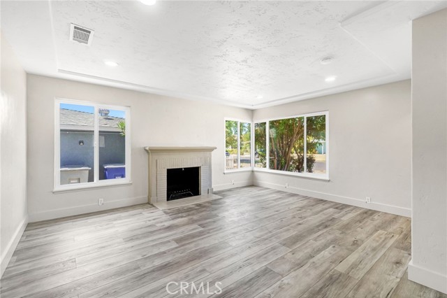 Detail Gallery Image 8 of 41 For 2824 E Brown Ave, Fresno,  CA 93703 - 3 Beds | 2 Baths