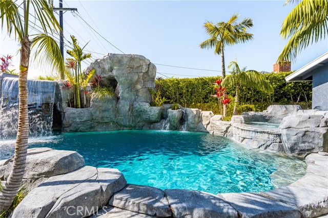 Detail Gallery Image 34 of 36 For 20402 Seven Seas Ln, Huntington Beach,  CA 92646 - 4 Beds | 3/1 Baths