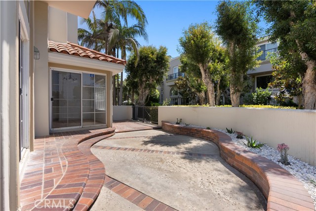 6042 Shadowbrook Circle, Huntington Beach CA: https://media.crmls.org/medias/923fae0a-9a34-4ef9-9001-aa8032424939.jpg
