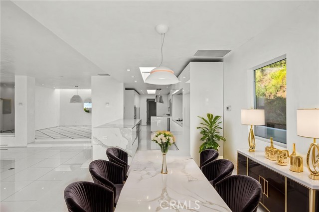 1046 N Hillcrest Road, Beverly Hills CA: https://media.crmls.org/medias/923fb126-22b5-46ca-a952-bba571adbaaa.jpg