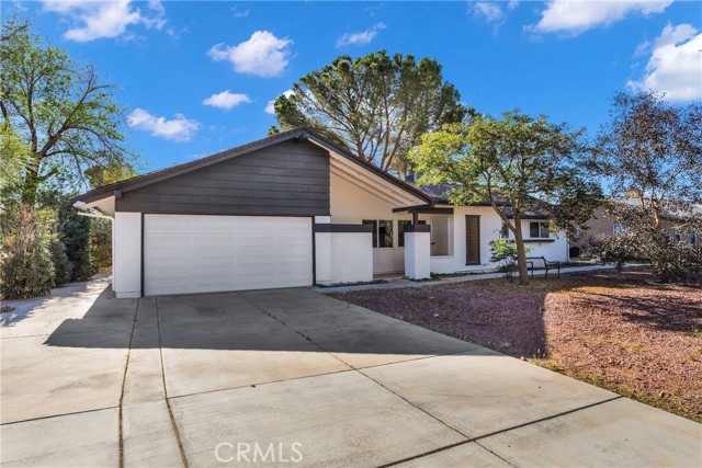 14246 Osage Road, Apple Valley CA: https://media.crmls.org/medias/92431084-9ce9-4956-a06f-82f9f55fc40f.jpg