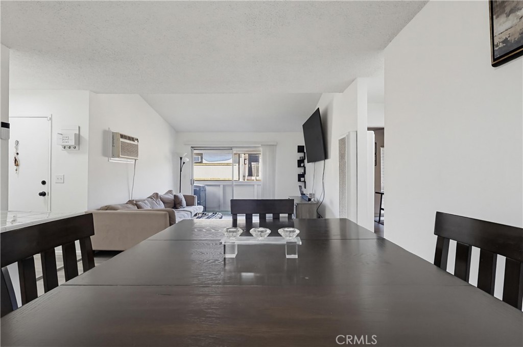 https://media.crmls.org/medias/92432239-a15c-450a-9a99-e2de96d69c86.jpg?preset=X-Large