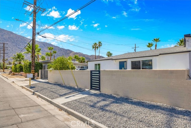 595 S Calle Santa Rosa, Palm Springs CA: https://media.crmls.org/medias/9244e238-7a2e-40aa-9b7e-8724b8078ac3.jpg