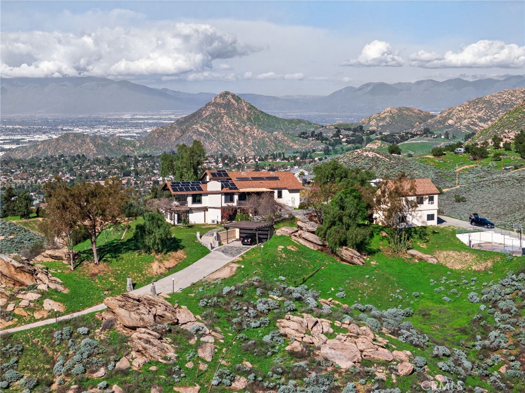 https://media.crmls.org/medias/9245e85c-b653-41c7-bb41-6734ec6a549c.jpg?preset=X-Large