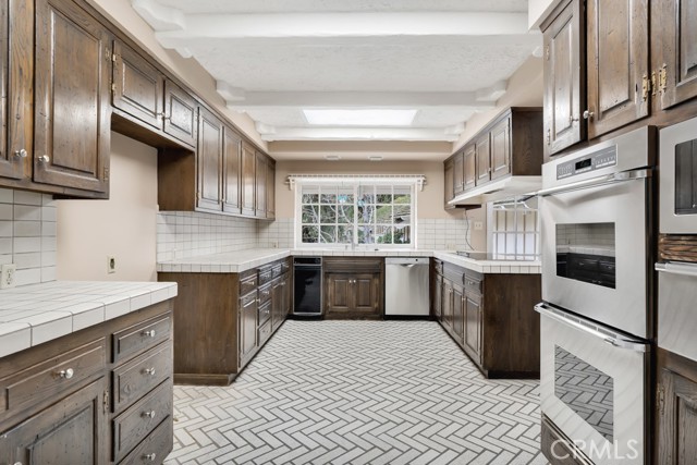 Detail Gallery Image 6 of 28 For 4809 Queen Victoria Rd, Woodland Hills,  CA 91364 - 5 Beds | 6 Baths