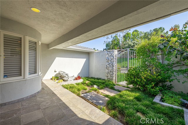 Detail Gallery Image 3 of 62 For 18621 Paseo Nuevo Dr, Tarzana,  CA 91356 - 4 Beds | 3/1 Baths