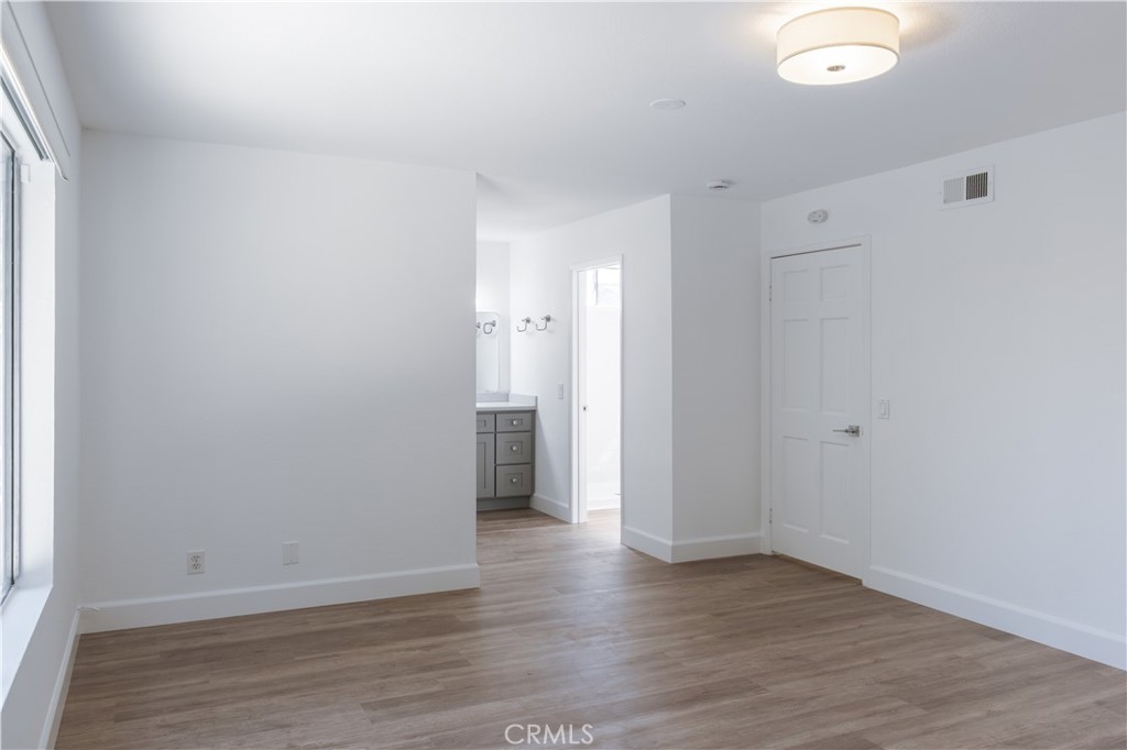 https://media.crmls.org/medias/924d0ac4-012b-4d3b-b8d8-2e3ab390899e.jpg?preset=X-Large
