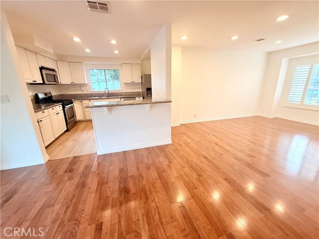 Detail Gallery Image 5 of 26 For 6424 Penfield Ave, Woodland Hills,  CA 91367 - 3 Beds | 2 Baths