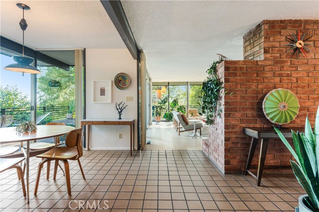 4380 Canyon Crest Road, Altadena CA: https://media.crmls.org/medias/925746e0-7340-4ce3-b110-c41cd7197367.jpg
