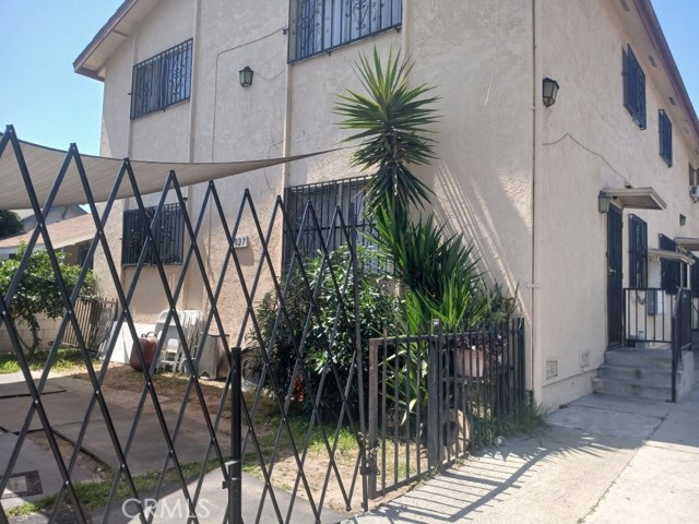 6027 Makee Avenue, Los Angeles CA: https://media.crmls.org/medias/92583d97-8356-4636-8396-d24c3f040723.jpg
