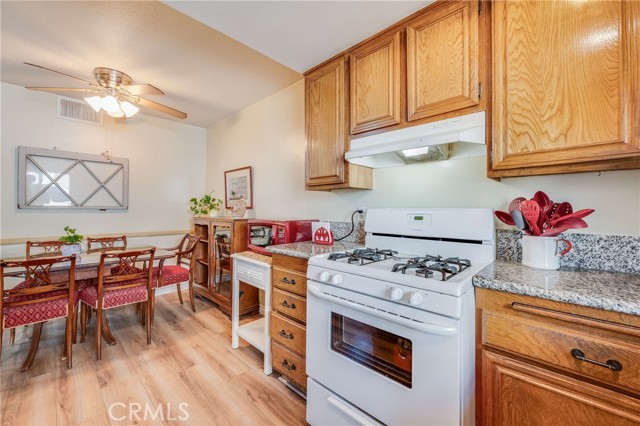 Detail Gallery Image 9 of 28 For 3154 E Palm #53,  Fullerton,  CA 92831 - 2 Beds | 2 Baths