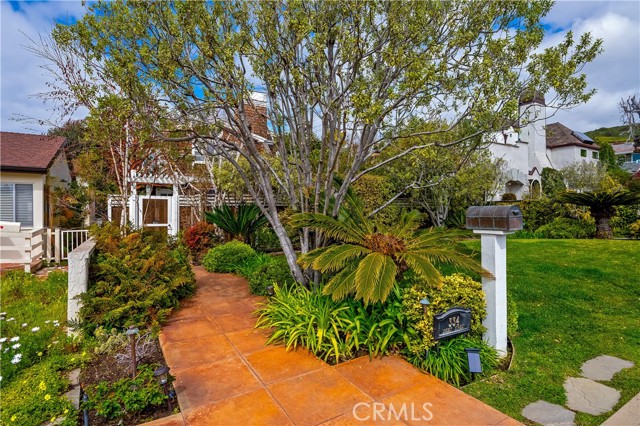 Detail Gallery Image 3 of 45 For 334 Locust St #2,  Laguna Beach,  CA 92651 - 3 Beds | 2/1 Baths