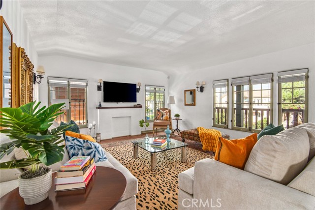 Detail Gallery Image 13 of 41 For 8246 4th St, Los Angeles,  CA 90048 - 2 Beds | 2 Baths