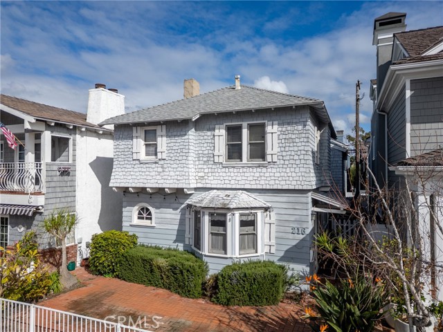 Detail Gallery Image 3 of 6 For 216 Amethyst, Newport Beach,  CA 92662 - 5 Beds | 4/1 Baths