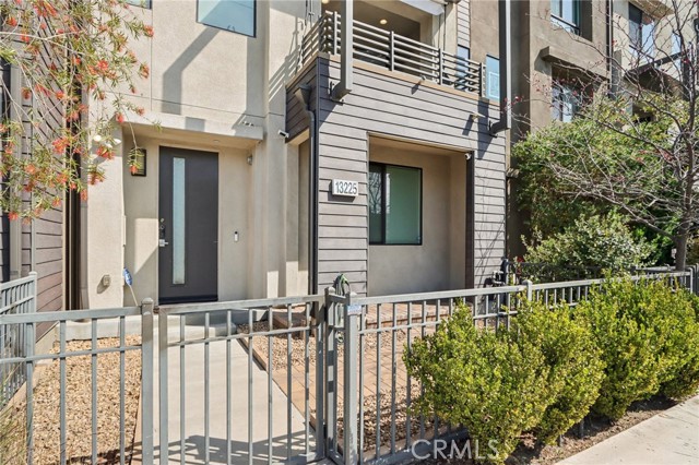 Detail Gallery Image 3 of 37 For 13225 Victory Bld, Valley Glen,  CA 91401 - 3 Beds | 3/1 Baths