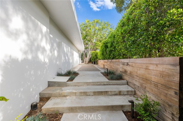 1046 N Hillcrest Road, Beverly Hills CA: https://media.crmls.org/medias/9264afb9-46a9-4e9f-b446-36e93bf756f5.jpg