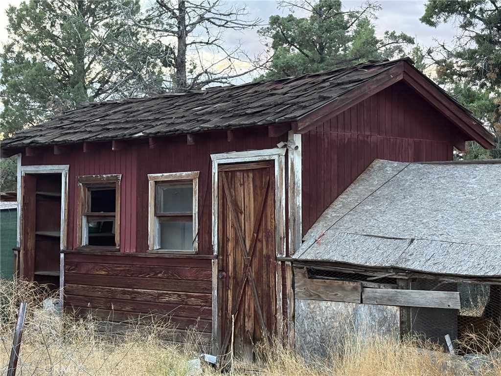 https://media.crmls.org/medias/926589a5-25b7-4f97-bee0-d6b054022e4c.jpg?preset=X-Large
