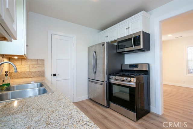 Detail Gallery Image 12 of 30 For 7912 Vineland Ave, Sun Valley,  CA 91352 - 3 Beds | 2 Baths