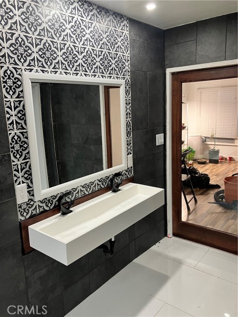 Detail Gallery Image 4 of 43 For 1818 W 81st, Los Angeles,  CA 90047 - 4 Beds | 3/1 Baths