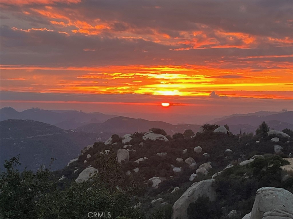 https://media.crmls.org/medias/926c540c-81ad-4de5-886d-f26db326c679.jpg?preset=X-Large