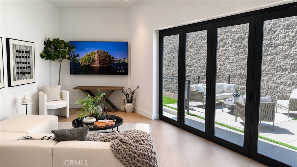 https://media.crmls.org/medias/9273d316-0cee-404a-a28f-d750ba8ae024.jpg?preset=X-Large
