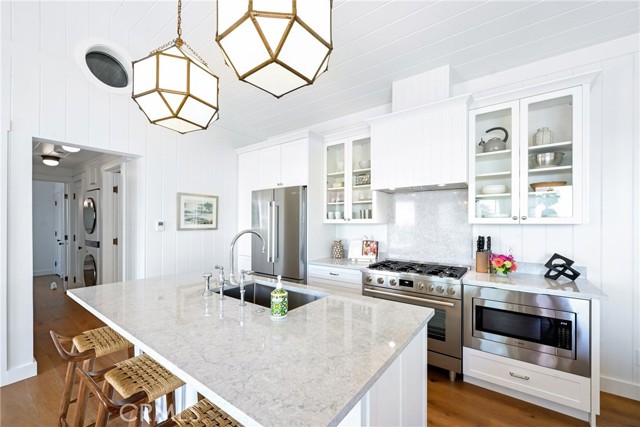 360 Cliff, Laguna Beach CA: https://media.crmls.org/medias/9275b6ba-0eaa-434f-832c-1d457fedd173.jpg