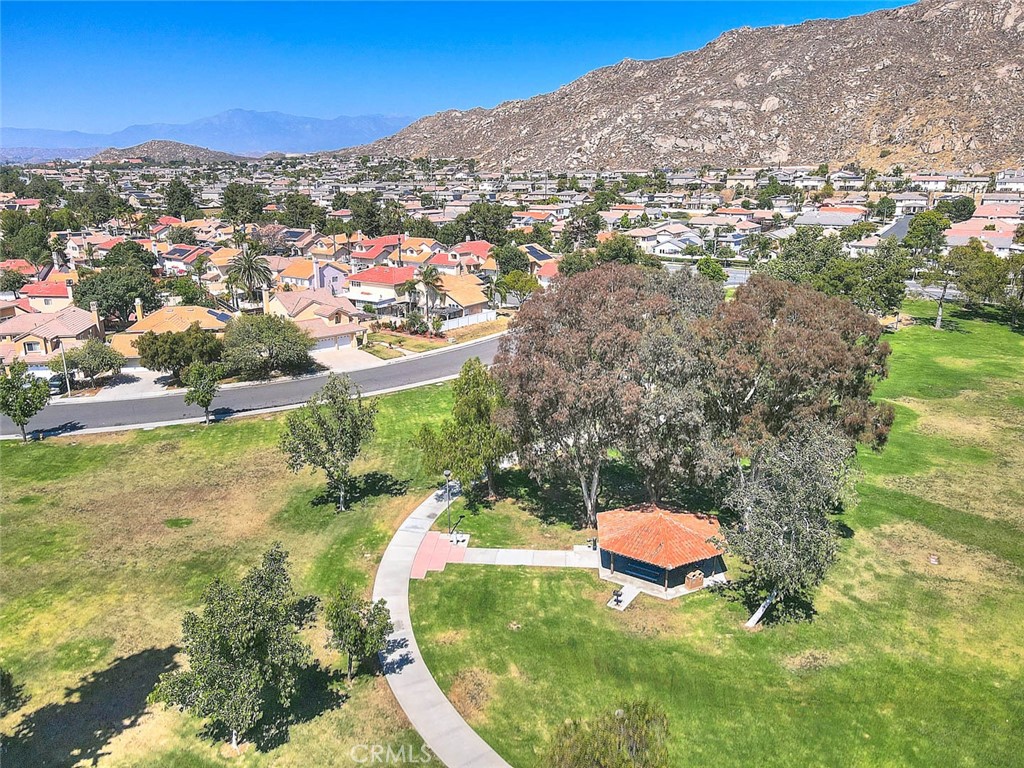 https://media.crmls.org/medias/9278e555-1a68-412f-9755-fcd305b17308.jpg?preset=X-Large