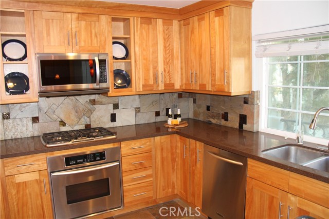 Detail Gallery Image 2 of 19 For 19381 Maidstone Ln, Huntington Beach,  CA 92648 - 2 Beds | 2/1 Baths