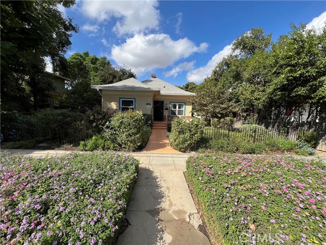 Detail Gallery Image 1 of 14 For 4073 Cedar St, Riverside,  CA 92501 - 4 Beds | 2/1 Baths