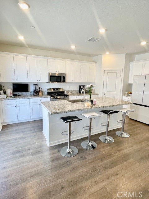 Detail Gallery Image 5 of 28 For 29145 Venice Pl, Winchester,  CA 92596 - 4 Beds | 3 Baths