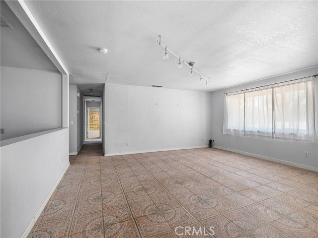 18425 Owatonna Road, Apple Valley CA: https://media.crmls.org/medias/927f868a-194a-4df3-ba6c-3c46e50243ed.jpg