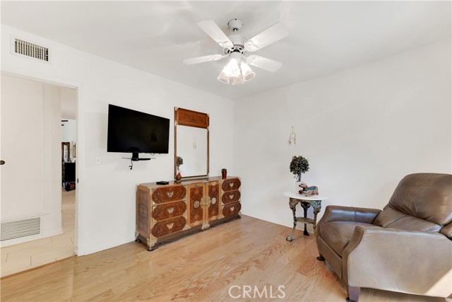 Detail Gallery Image 18 of 37 For 19933 Hiawatha St, Chatsworth,  CA 91311 - 5 Beds | 2/1 Baths