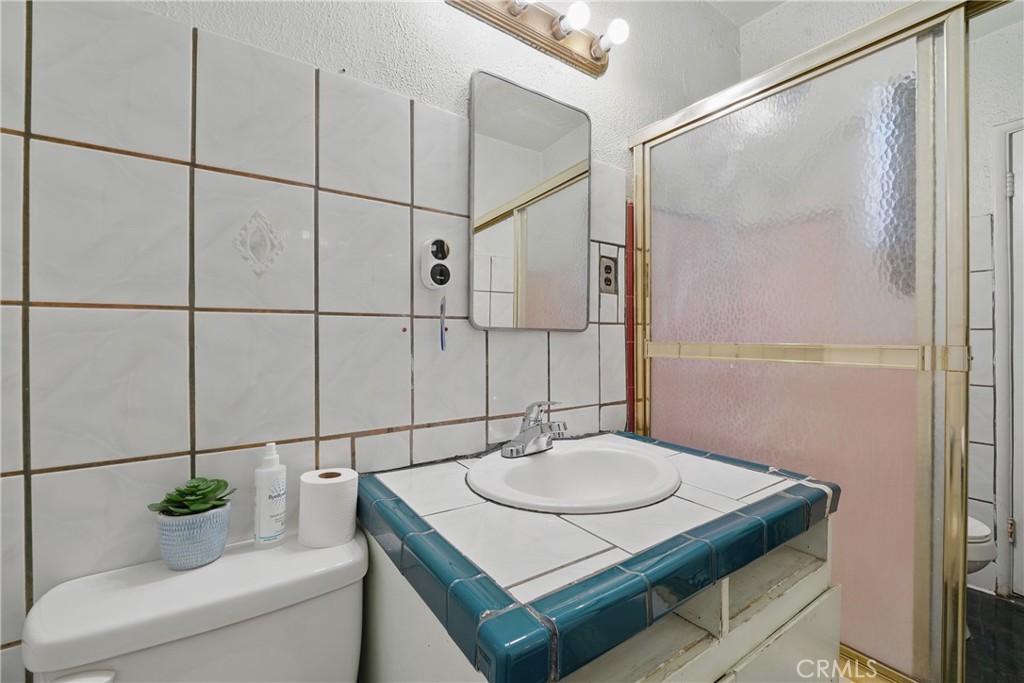 https://media.crmls.org/medias/9281172e-2033-419a-9696-0bb666b5e38f.jpg?preset=X-Large
