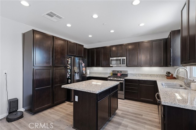 Detail Gallery Image 5 of 56 For 1176 Woodbury Ln, Mentone,  CA 92359 - 4 Beds | 3 Baths