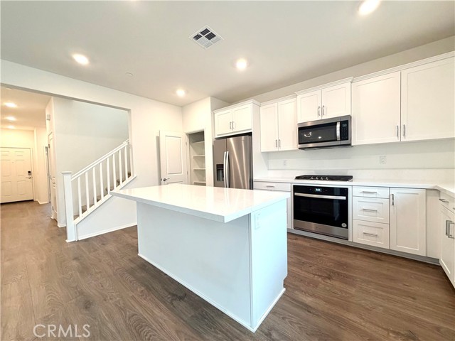 Detail Gallery Image 12 of 39 For 31356 Sycamore Leaf, Winchester,  CA 92596 - 5 Beds | 3 Baths