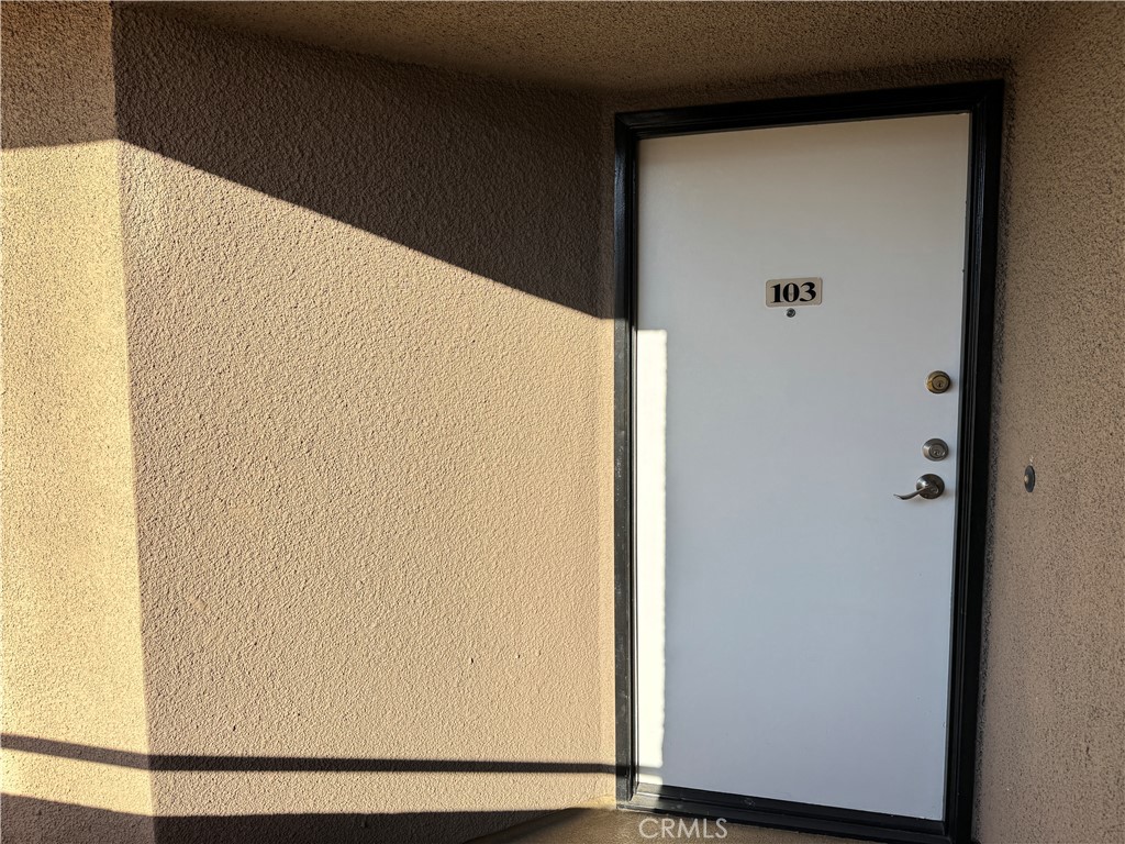 https://media.crmls.org/medias/92927874-2df6-427f-ab78-e5e5983c9f3e.jpg?preset=X-Large