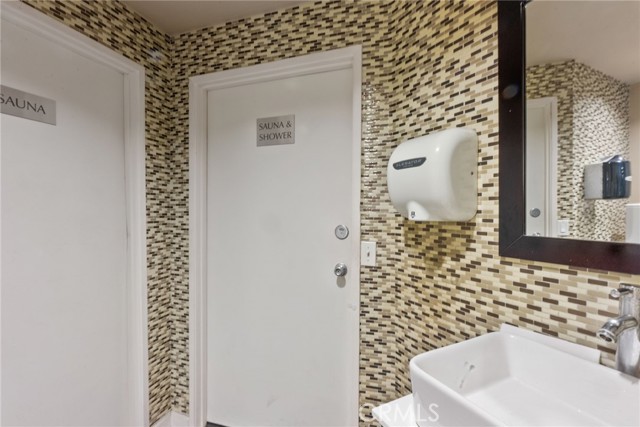 620 S Gramercy Place, Los Angeles CA: https://media.crmls.org/medias/9295d717-cc79-4cf2-a76d-a62dcbce7144.jpg