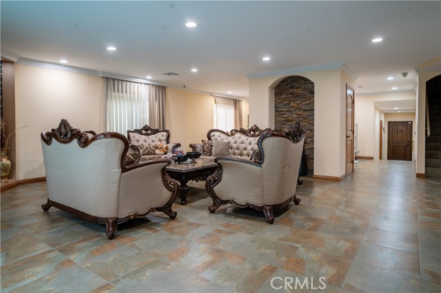 Detail Gallery Image 8 of 38 For 6930 Balcom, Reseda,  CA 91335 - 7 Beds | 6 Baths