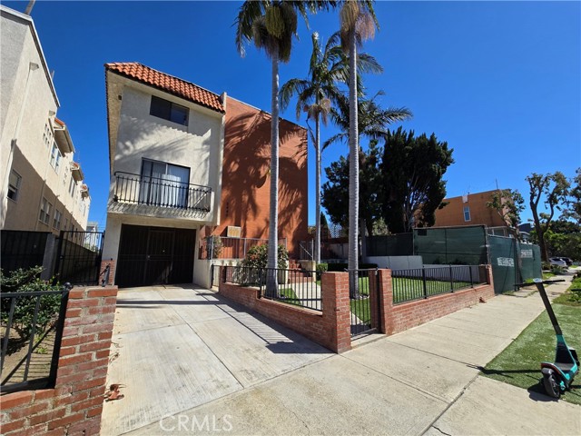 Detail Gallery Image 2 of 26 For 2440 Penmar Ave #2,  Venice,  CA 90291 - 3 Beds | 2/1 Baths